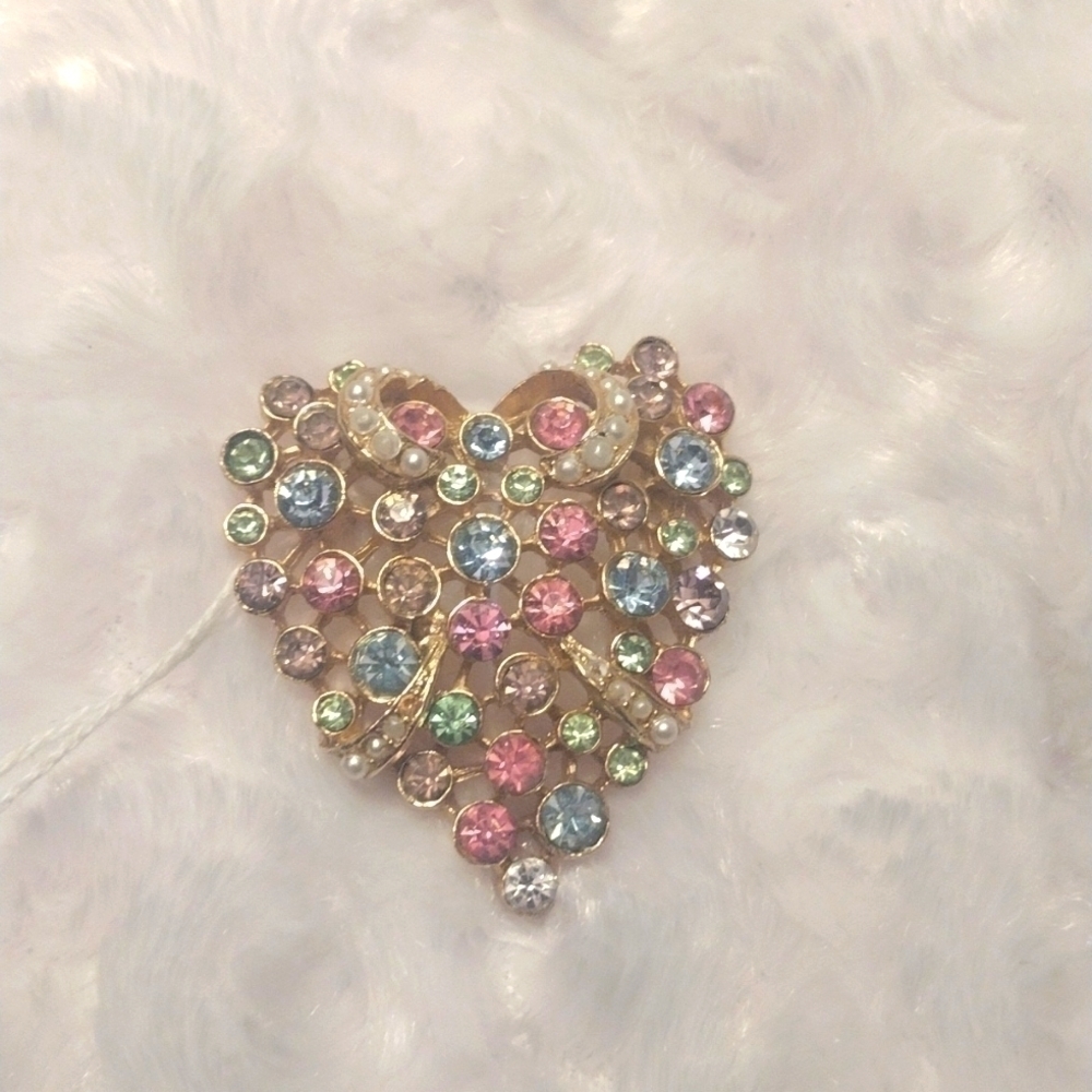 𝅺VINTAGE heart brooch with blue pink gold green & yellow rhinestones and pearls